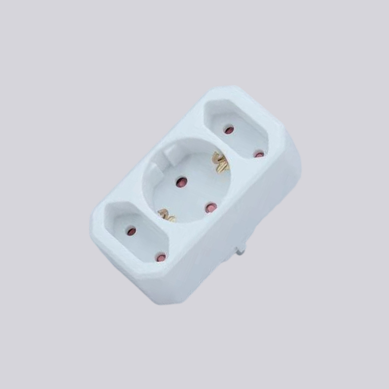 G01-01/2 Deutscher Adapter mit einem Rundstecker und zwei Flachsteckern